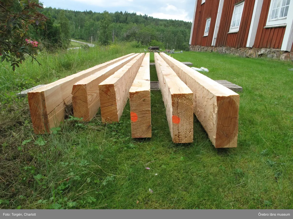 Siggebohyttans bergsmansgård, takarbeten på mangårdsbyggnaden och loftboden.

1-2: Loftboden före åtgärder. Mullåsen och delar av takfoten är rötskadade.
3-4: Mangårdsbyggnaden före åtgärder. Mullåsen och delar av takfoten är rötskadade.
5: Nya mullåsar.
6-8: Torven bakom mullåsen har tagits bort. Under torven ligger sinuskorrugerad plåt. Längst ner på takfallet en fotplåt och mot vindskivan ytterligare en plåt. Under torven syns också grus.
9-10: Takfoten täcktes med ny plåt och näver.
11: Loftbodens östra sida. Arbetet på taket är färdigt.
12-17: Arbetet på mangårdsbyggnaden är färdigt.
18-19: Takfoten på loftboden var delvis kraftigt rötskadad. Här har rötskadade delar plockats bort.
20: En av de befintliga krokarna som mullåsen ligger på.
21-22: Takfoten på loftboden var delvis kraftigt rötskadad. Här har rötskadade delar plockats bort.
23-28: Loftboden och mangårdsbyggnaden efter åtgärder.

Objekt: Mangårdsbyggnaden och loftboden vid Siggebohyttans bergsmansgård
Ort: Siggebohyttan
Gata/kvarter/fastighet: Siggebohyttan 2:2
Stad: 
Socken: Linde socken
Kommun: Lindesbergs kommun
Län: T
År: 2016

Foto:	1-28: Charlott Torgén, Örebro läns museum
