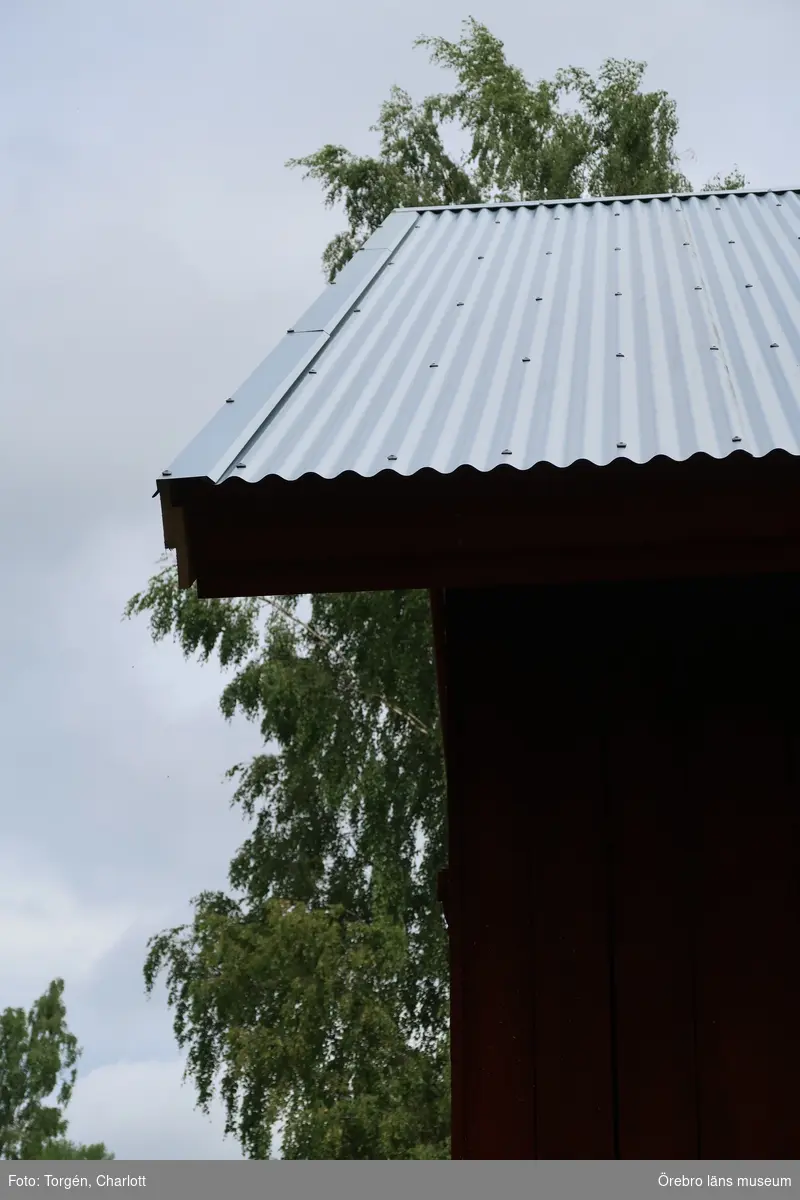 Sågbacken, Mullhyttan, takbyte på ladugården.

1: Läkt och reglar som Mullhyttans Bygdeförening själva sågat upp.
2-5: Ladugården före åtgärd. Eterniten är trasig men undertaket av spån är i mycket gott skick utan större rötskador.
6-7: Ny läkt och reglar. Takfallen riktas för att plåten ska kunna sluta tätt.
8-11: Ladugården efter att ny sinuskorrugerad plåt lagts.

Objekt: Ladugården på Sågbacken
Ort: Mullhyttan
Gata/kvarter/fastighet:
Stad: 
Socken: Kvistbro socken
Kommun: Lekebergs kommun
Län: T
År: 2018

Foto:	1-11: Charlott Torgén, Örebro läns museum