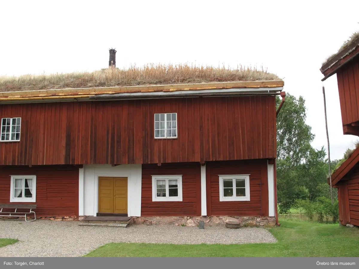 Siggebohyttans bergsmansgård, takarbeten på mangårdsbyggnaden och loftboden.

1-2: Loftboden före åtgärder. Mullåsen och delar av takfoten är rötskadade.
3-4: Mangårdsbyggnaden före åtgärder. Mullåsen och delar av takfoten är rötskadade.
5: Nya mullåsar.
6-8: Torven bakom mullåsen har tagits bort. Under torven ligger sinuskorrugerad plåt. Längst ner på takfallet en fotplåt och mot vindskivan ytterligare en plåt. Under torven syns också grus.
9-10: Takfoten täcktes med ny plåt och näver.
11: Loftbodens östra sida. Arbetet på taket är färdigt.
12-17: Arbetet på mangårdsbyggnaden är färdigt.
18-19: Takfoten på loftboden var delvis kraftigt rötskadad. Här har rötskadade delar plockats bort.
20: En av de befintliga krokarna som mullåsen ligger på.
21-22: Takfoten på loftboden var delvis kraftigt rötskadad. Här har rötskadade delar plockats bort.
23-28: Loftboden och mangårdsbyggnaden efter åtgärder.

Objekt: Mangårdsbyggnaden och loftboden vid Siggebohyttans bergsmansgård
Ort: Siggebohyttan
Gata/kvarter/fastighet: Siggebohyttan 2:2
Stad: 
Socken: Linde socken
Kommun: Lindesbergs kommun
Län: T
År: 2016

Foto:	1-28: Charlott Torgén, Örebro läns museum