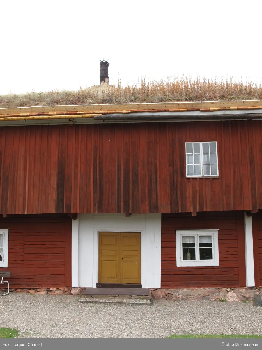 Siggebohyttans bergsmansgård, takarbeten på mangårdsbyggnaden och loftboden.

1-2: Loftboden före åtgärder. Mullåsen och delar av takfoten är rötskadade.
3-4: Mangårdsbyggnaden före åtgärder. Mullåsen och delar av takfoten är rötskadade.
5: Nya mullåsar.
6-8: Torven bakom mullåsen har tagits bort. Under torven ligger sinuskorrugerad plåt. Längst ner på takfallet en fotplåt och mot vindskivan ytterligare en plåt. Under torven syns också grus.
9-10: Takfoten täcktes med ny plåt och näver.
11: Loftbodens östra sida. Arbetet på taket är färdigt.
12-17: Arbetet på mangårdsbyggnaden är färdigt.
18-19: Takfoten på loftboden var delvis kraftigt rötskadad. Här har rötskadade delar plockats bort.
20: En av de befintliga krokarna som mullåsen ligger på.
21-22: Takfoten på loftboden var delvis kraftigt rötskadad. Här har rötskadade delar plockats bort.
23-28: Loftboden och mangårdsbyggnaden efter åtgärder.

Objekt: Mangårdsbyggnaden och loftboden vid Siggebohyttans bergsmansgård
Ort: Siggebohyttan
Gata/kvarter/fastighet: Siggebohyttan 2:2
Stad: 
Socken: Linde socken
Kommun: Lindesbergs kommun
Län: T
År: 2016

Foto:	1-28: Charlott Torgén, Örebro läns museum