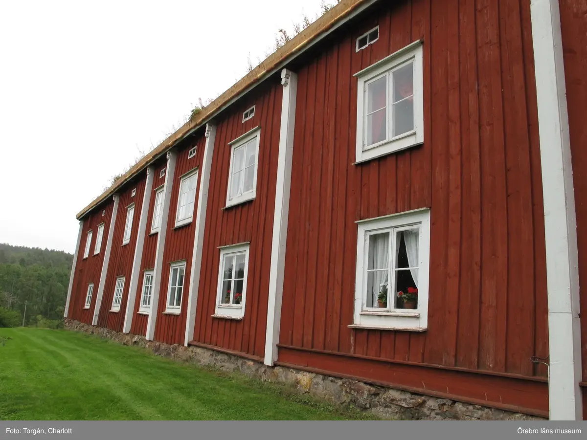 Siggebohyttans bergsmansgård, takarbeten på mangårdsbyggnaden och loftboden.

1-2: Loftboden före åtgärder. Mullåsen och delar av takfoten är rötskadade.
3-4: Mangårdsbyggnaden före åtgärder. Mullåsen och delar av takfoten är rötskadade.
5: Nya mullåsar.
6-8: Torven bakom mullåsen har tagits bort. Under torven ligger sinuskorrugerad plåt. Längst ner på takfallet en fotplåt och mot vindskivan ytterligare en plåt. Under torven syns också grus.
9-10: Takfoten täcktes med ny plåt och näver.
11: Loftbodens östra sida. Arbetet på taket är färdigt.
12-17: Arbetet på mangårdsbyggnaden är färdigt.
18-19: Takfoten på loftboden var delvis kraftigt rötskadad. Här har rötskadade delar plockats bort.
20: En av de befintliga krokarna som mullåsen ligger på.
21-22: Takfoten på loftboden var delvis kraftigt rötskadad. Här har rötskadade delar plockats bort.
23-28: Loftboden och mangårdsbyggnaden efter åtgärder.

Objekt: Mangårdsbyggnaden och loftboden vid Siggebohyttans bergsmansgård
Ort: Siggebohyttan
Gata/kvarter/fastighet: Siggebohyttan 2:2
Stad: 
Socken: Linde socken
Kommun: Lindesbergs kommun
Län: T
År: 2016

Foto:	1-28: Charlott Torgén, Örebro läns museum