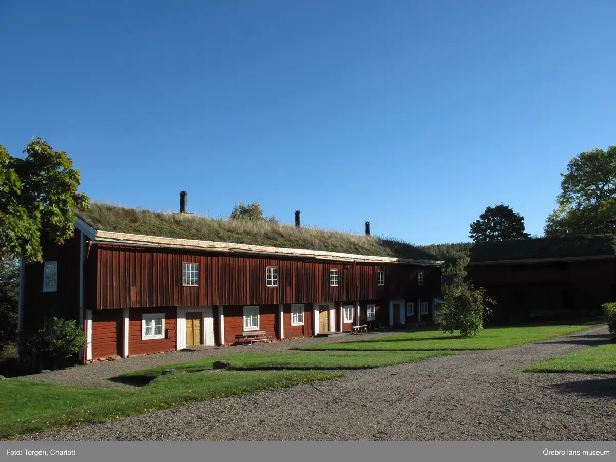Siggebohyttans bergsmansgård, takarbeten på mangårdsbyggnaden och loftboden.

1-2: Loftboden före åtgärder. Mullåsen och delar av takfoten är rötskadade.
3-4: Mangårdsbyggnaden före åtgärder. Mullåsen och delar av takfoten är rötskadade.
5: Nya mullåsar.
6-8: Torven bakom mullåsen har tagits bort. Under torven ligger sinuskorrugerad plåt. Längst ner på takfallet en fotplåt och mot vindskivan ytterligare en plåt. Under torven syns också grus.
9-10: Takfoten täcktes med ny plåt och näver.
11: Loftbodens östra sida. Arbetet på taket är färdigt.
12-17: Arbetet på mangårdsbyggnaden är färdigt.
18-19: Takfoten på loftboden var delvis kraftigt rötskadad. Här har rötskadade delar plockats bort.
20: En av de befintliga krokarna som mullåsen ligger på.
21-22: Takfoten på loftboden var delvis kraftigt rötskadad. Här har rötskadade delar plockats bort.
23-28: Loftboden och mangårdsbyggnaden efter åtgärder.

Objekt: Mangårdsbyggnaden och loftboden vid Siggebohyttans bergsmansgård
Ort: Siggebohyttan
Gata/kvarter/fastighet: Siggebohyttan 2:2
Stad: 
Socken: Linde socken
Kommun: Lindesbergs kommun
Län: T
År: 2016

Foto:	1-28: Charlott Torgén, Örebro läns museum