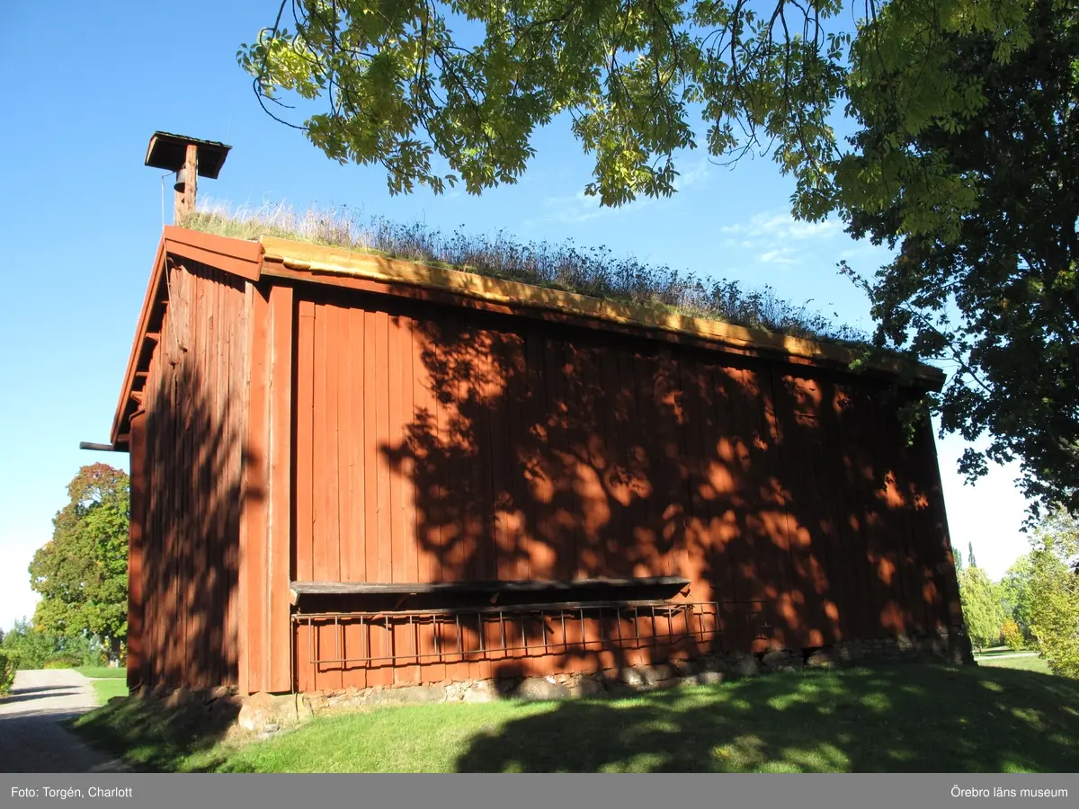 Siggebohyttans bergsmansgård, takarbeten på mangårdsbyggnaden och loftboden.

1-2: Loftboden före åtgärder. Mullåsen och delar av takfoten är rötskadade.
3-4: Mangårdsbyggnaden före åtgärder. Mullåsen och delar av takfoten är rötskadade.
5: Nya mullåsar.
6-8: Torven bakom mullåsen har tagits bort. Under torven ligger sinuskorrugerad plåt. Längst ner på takfallet en fotplåt och mot vindskivan ytterligare en plåt. Under torven syns också grus.
9-10: Takfoten täcktes med ny plåt och näver.
11: Loftbodens östra sida. Arbetet på taket är färdigt.
12-17: Arbetet på mangårdsbyggnaden är färdigt.
18-19: Takfoten på loftboden var delvis kraftigt rötskadad. Här har rötskadade delar plockats bort.
20: En av de befintliga krokarna som mullåsen ligger på.
21-22: Takfoten på loftboden var delvis kraftigt rötskadad. Här har rötskadade delar plockats bort.
23-28: Loftboden och mangårdsbyggnaden efter åtgärder.

Objekt: Mangårdsbyggnaden och loftboden vid Siggebohyttans bergsmansgård
Ort: Siggebohyttan
Gata/kvarter/fastighet: Siggebohyttan 2:2
Stad: 
Socken: Linde socken
Kommun: Lindesbergs kommun
Län: T
År: 2016

Foto:	1-28: Charlott Torgén, Örebro läns museum