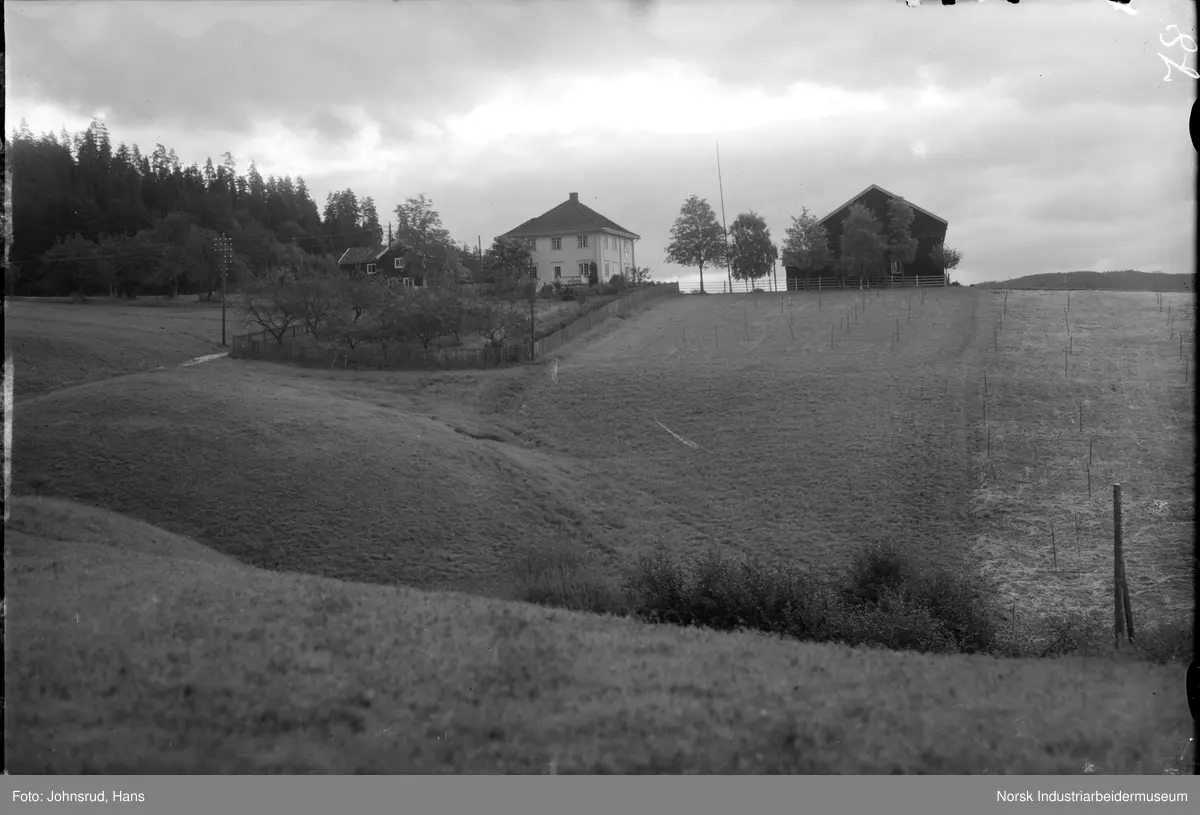 Nord Tinnes gård, gårdsbygninger med dyrket mark rundt.