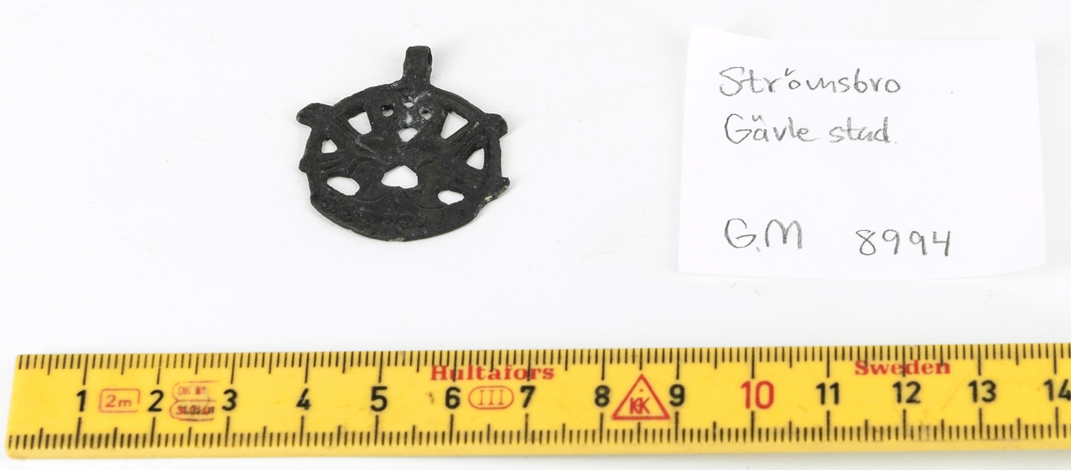 Gravfynd från hög nummer 22 i Strömsbro, Gästrikland. Båtgrav, kvinnograv, brandgrav.

Vikingatida hängsmycke i brons, föreställande två fåglar inplacerade i en cirkel. Troligtvis framställt enligt à cire perdue-metoden; modellen gjordes i vax som omgavs av en lermantel, varefter vaxet smältes ut och bronsen göts i tomrummet.