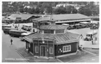 Omnibusstationen samt lastbilscentralen i bakgrunden, Sundsvall. Vykort.