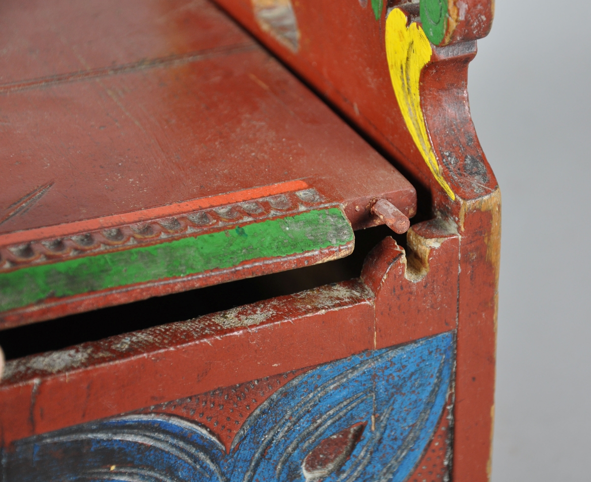 Saltkar av tre, med treutskjæringer. Saltkaret har en opphøyd bakplate med utskjærte bladmotiv og hempe for oppheng. Saltkaret har et lokk, men lokkfestet til høyre er ødelagt. Lokket har dekorative treskjæringer i motiv av linjer og perlerader. 

Saltkaret har geometrisk flatskurd på sidene, og flatskurd på forsiden med motiv av blomst og blad. Flatskurden er malt i flere farger. Det er et lite hakk på forsiden, men dette har blitt malt over. Det er såpass sterke farger at dette muligens har blitt påsatt i senere tid.