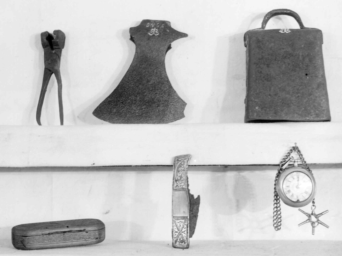 Eske av tre, med innrissinger. Motiv av perlerad og sirkler på lokk, sidene og undersiden av esken. 

Blekkflekker på lokk og korpus.