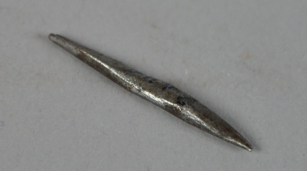 9 verktøy fra Erik Helleløkken. To filer, tre deler til syl, to blad [ett sagblad], én blyant og én kniv [sannsynligvis selvlaget, bladet på kniven kan sammenlignes med et skalpellblad].