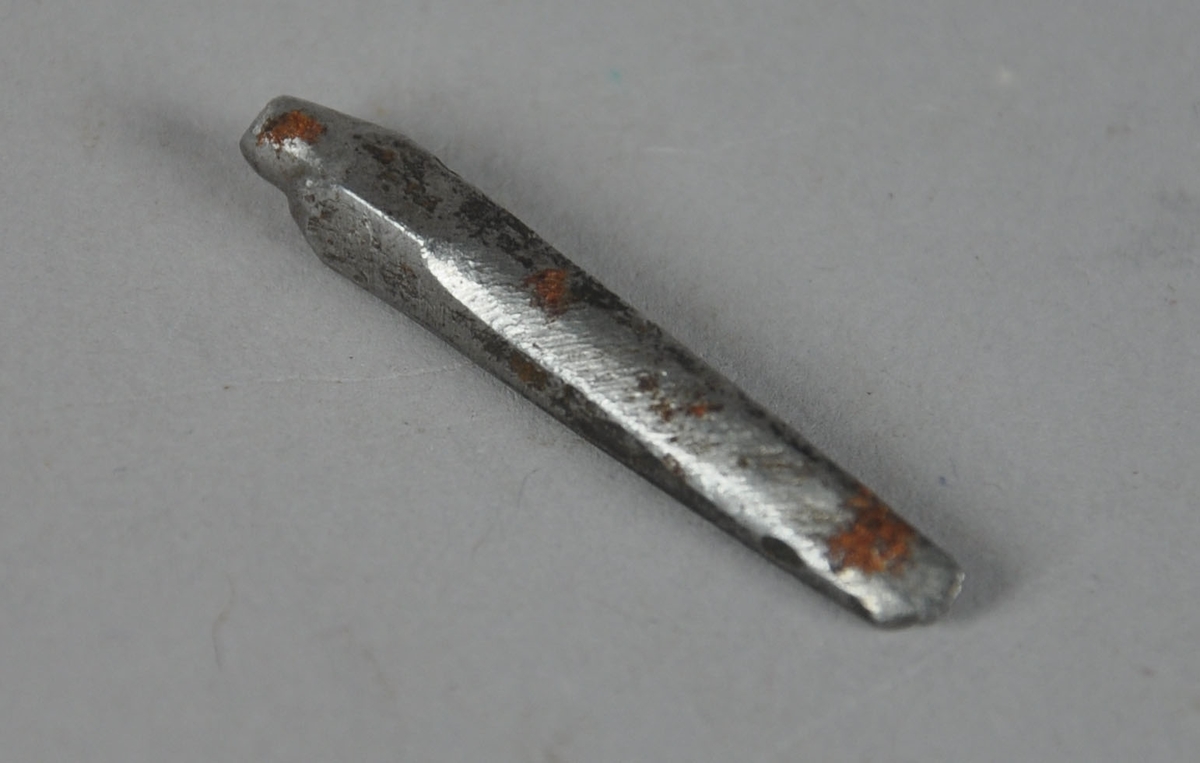 9 verktøy fra Erik Helleløkken. To filer, tre deler til syl, to blad [ett sagblad], én blyant og én kniv [sannsynligvis selvlaget, bladet på kniven kan sammenlignes med et skalpellblad].