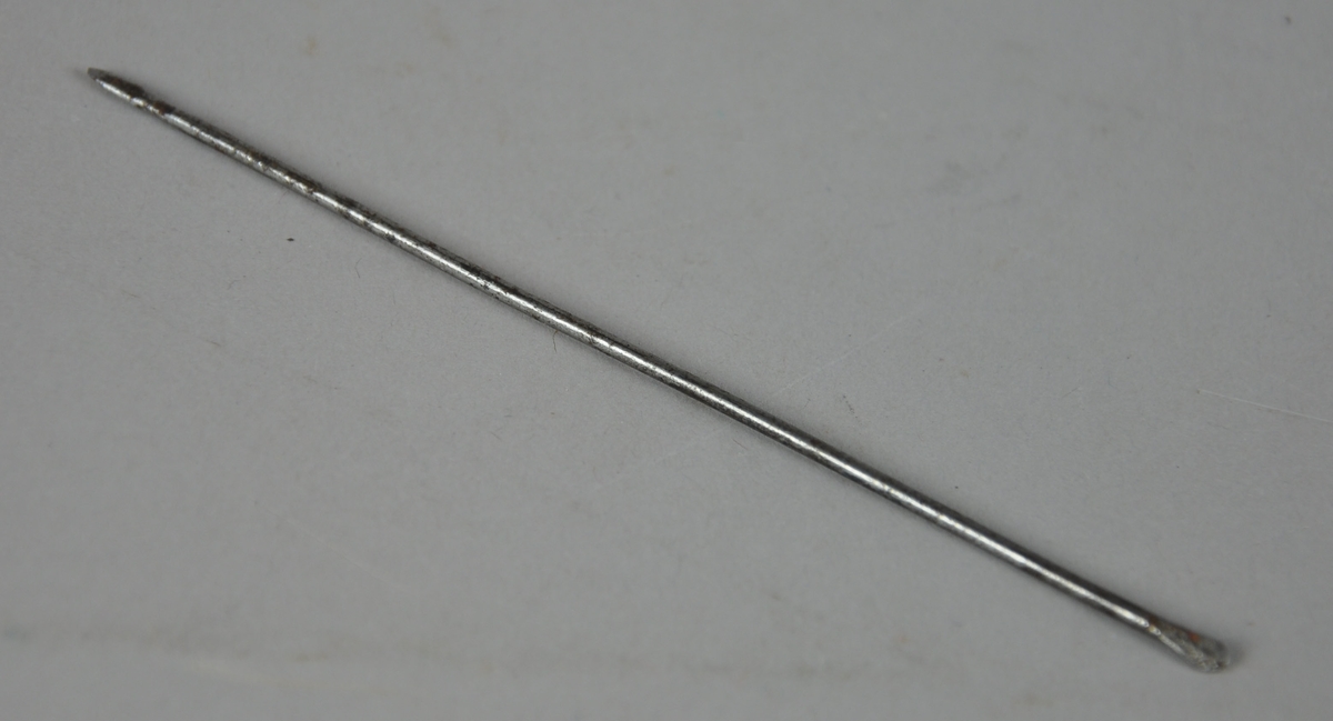 9 verktøy fra Erik Helleløkken. To filer, tre deler til syl, to blad [ett sagblad], én blyant og én kniv [sannsynligvis selvlaget, bladet på kniven kan sammenlignes med et skalpellblad].