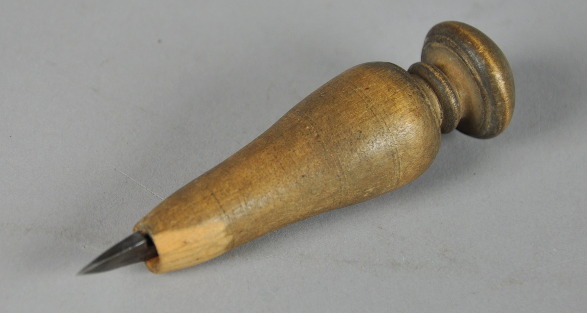 9 verktøy fra Erik Helleløkken. To filer, tre deler til syl, to blad [ett sagblad], én blyant og én kniv [sannsynligvis selvlaget, bladet på kniven kan sammenlignes med et skalpellblad].