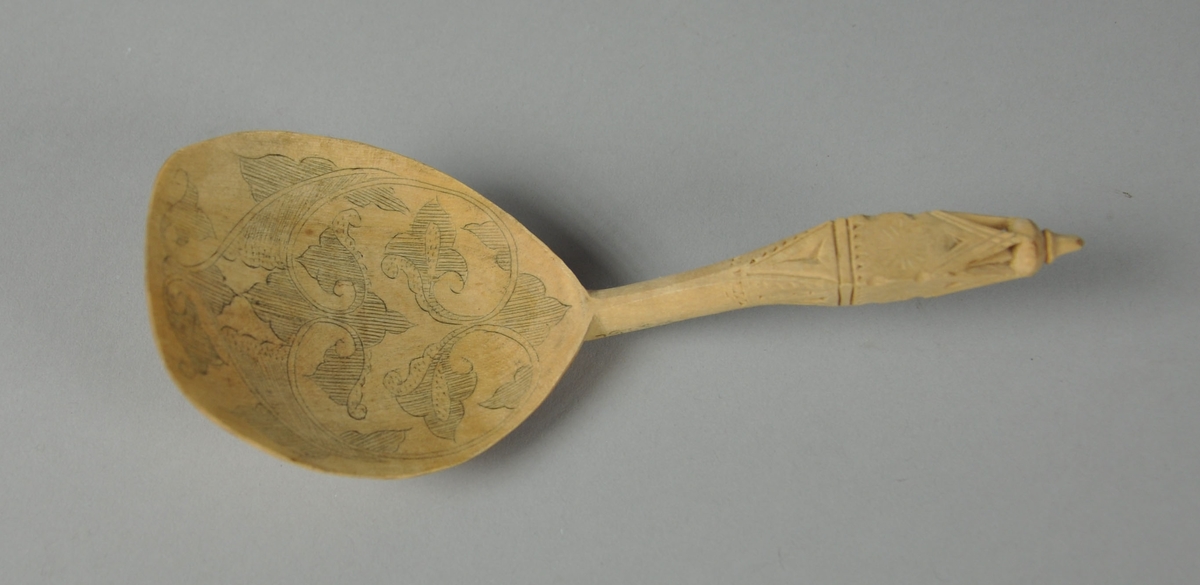 Skjeer av bjørk. Alle skjeene har bredt skjeblad med avflatet ende. Alle skjeene har skjeblad med ulik kolrosingdekor på oversiden. Skaftet på skjeene er buet og  og er dekorert med karveskurd.