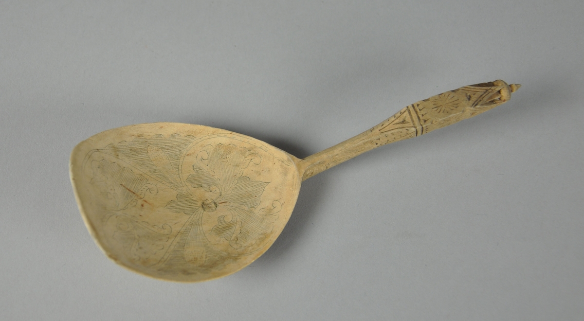 Skjeer av bjørk. Alle skjeene har bredt skjeblad med avflatet ende. Alle skjeene har skjeblad med ulik kolrosingdekor på oversiden. Skaftet på skjeene er buet og  og er dekorert med karveskurd.