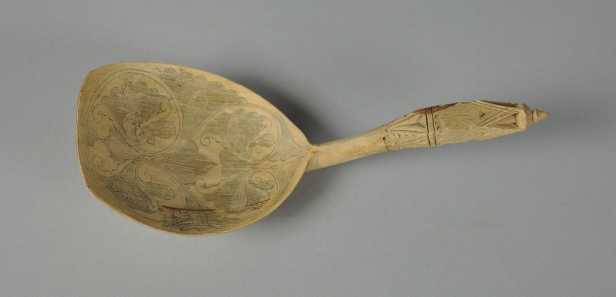 Skjeer av bjørk. Alle skjeene har bredt skjeblad med avflatet ende. Alle skjeene har skjeblad med ulik kolrosingdekor på oversiden. Skaftet på skjeene er buet og  og er dekorert med karveskurd.