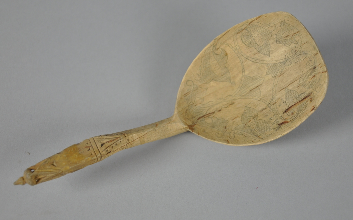 Skjeer av bjørk. Alle skjeene har bredt skjeblad med avflatet ende. Alle skjeene har skjeblad med ulik kolrosingdekor på oversiden. Skaftet på skjeene er buet og  og er dekorert med karveskurd.