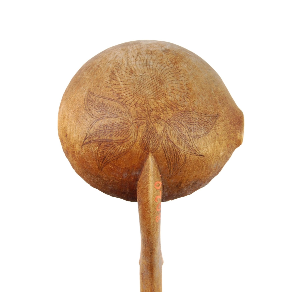 Skje av bjørk. Skjeblad tilnærmet sirkelformet, tungekant, kort nebb, kolrosingdekor på over- og underside hovedsakelig med blad- og blomstermotiver Buet hals. skaftet svakt bøyd nær enden, kolrosingdekor på over og underside med blad og blomstermotiver.