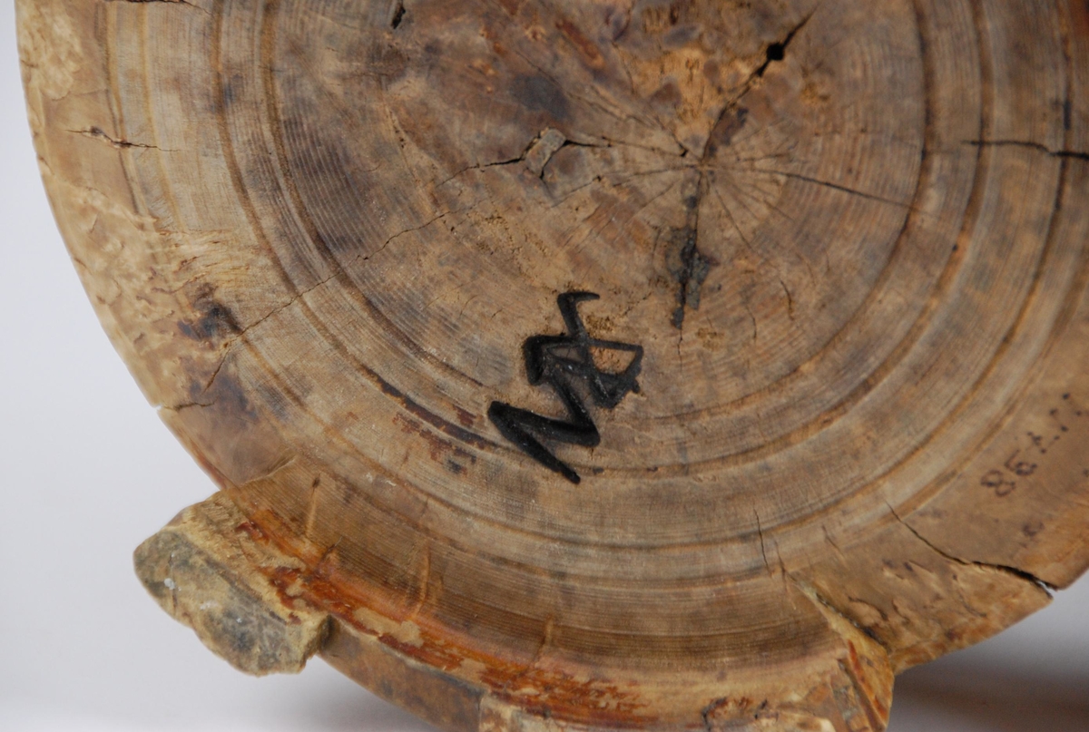 Kanne av dreid valbjørk. Lokket med uskåret springende løve omgitt av bård, bølgete utskjæringer langs kanten. Lokkåpner formet som en løve. Hanken med skjæringer langs kanten, ender i en spiss. Tre liggende løver danner føttene. Buemerke under.