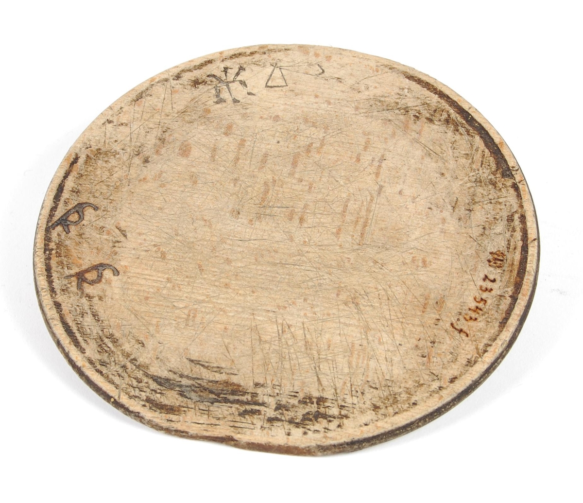 Tallerkner av dreid bøk. Sirkelrund med svak opphøyet ytterkant. Buemerke på ene siden.