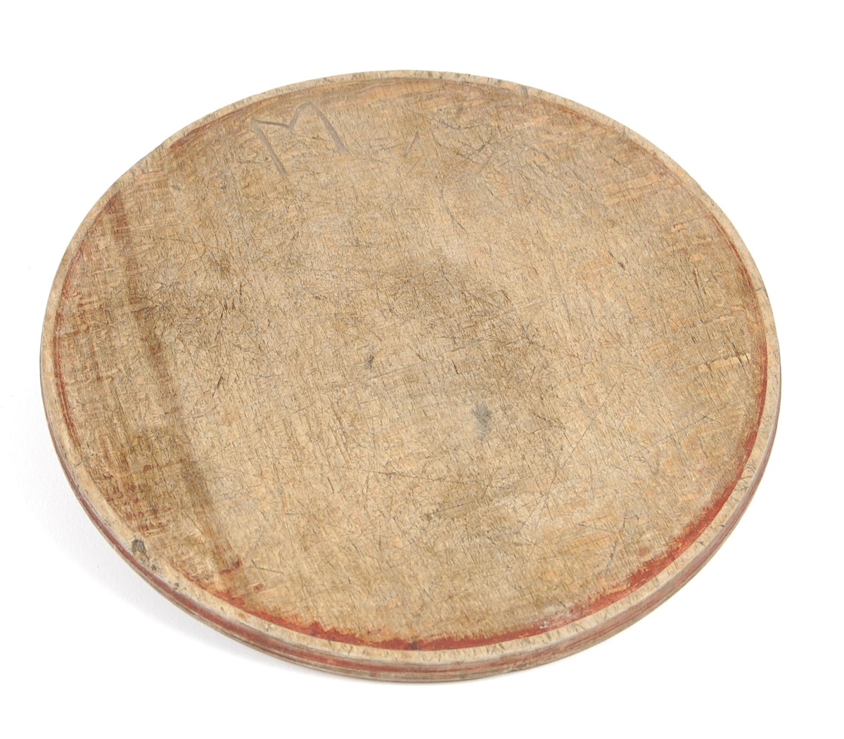 Tallerkner av dreid bøk. Sirkelrund med svak opphøyet ytterkant. Buemerke på ene siden.