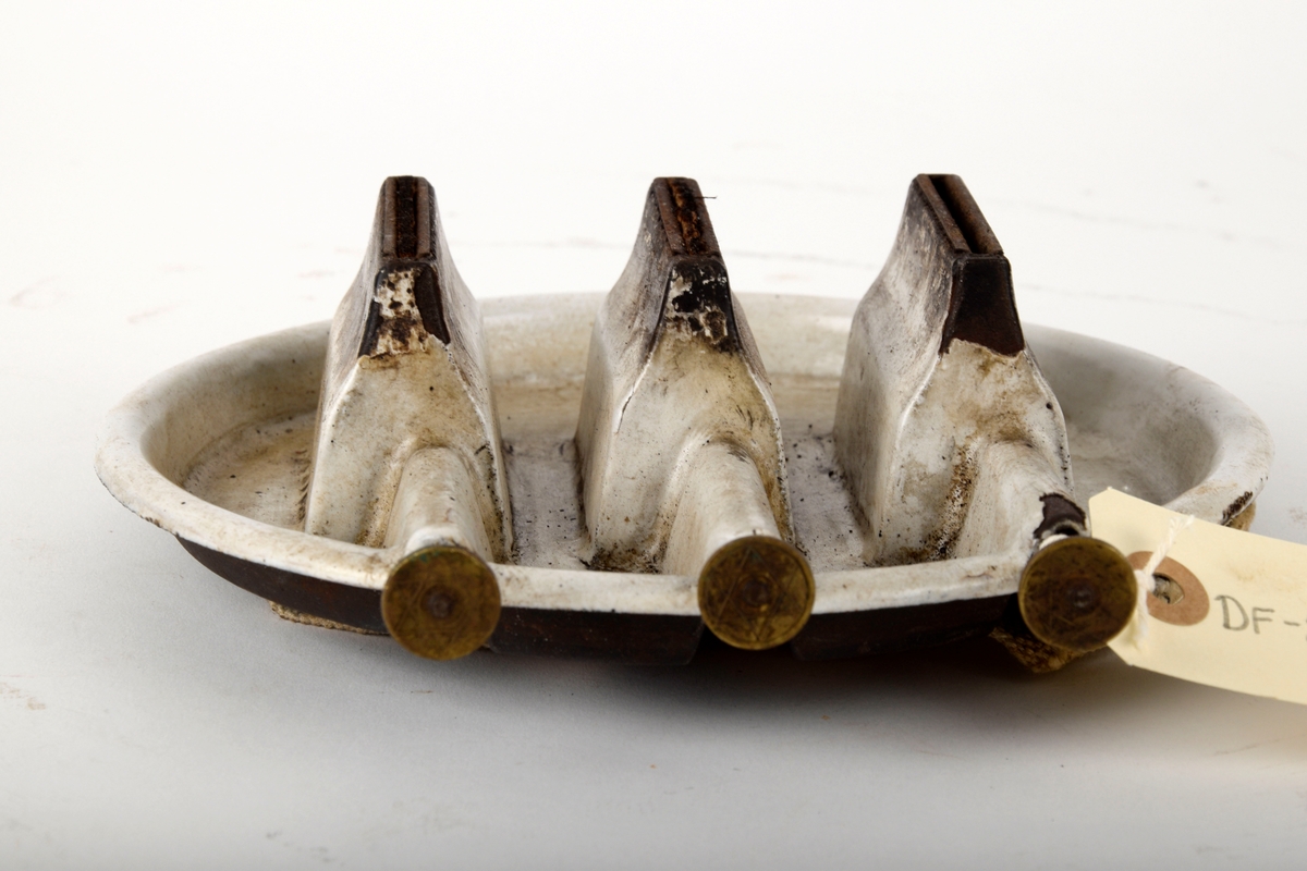 Kokeapparat med tre veker, drives på parafin.