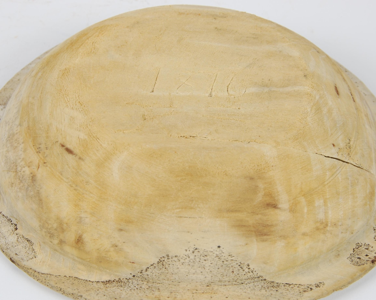 Bolle av dreid bjørk. To dreide ringer på siden. Farge trehvit.