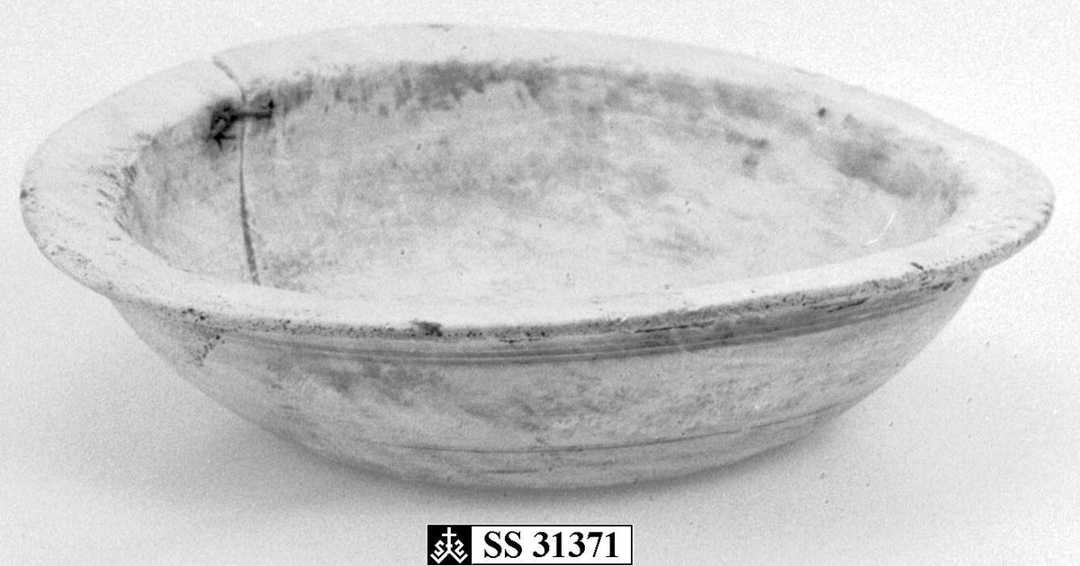 Bolle av dreid bjørk. To dreide ringer på siden. Farge trehvit.