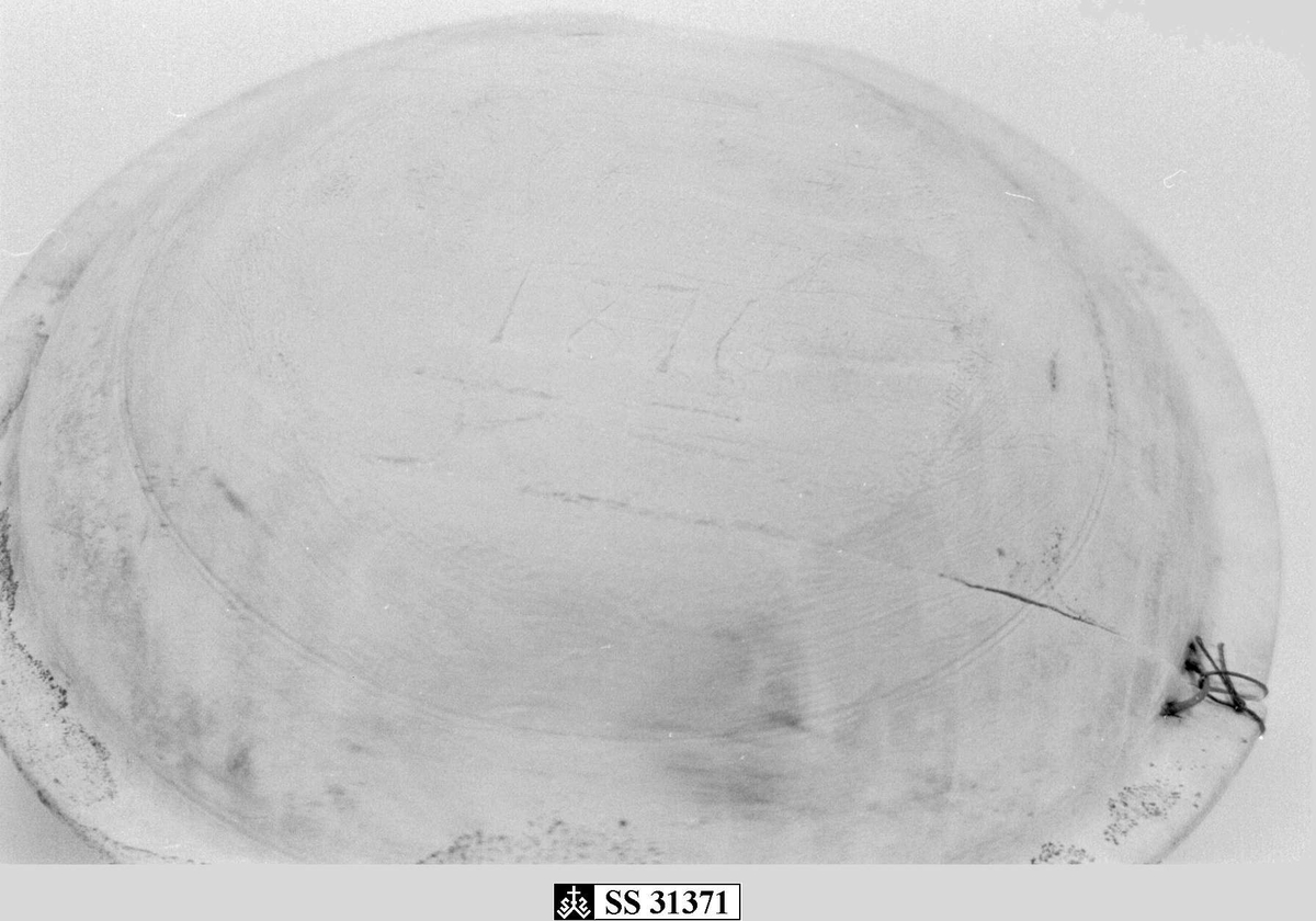 Bolle av dreid bjørk. To dreide ringer på siden. Farge trehvit.