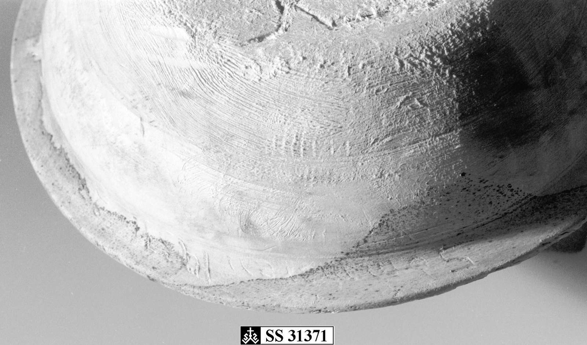 Bolle av dreid bjørk. To dreide ringer på siden. Farge trehvit.