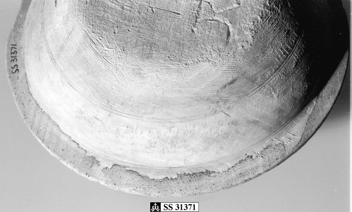 Bolle av dreid bjørk. To dreide ringer på siden. Farge trehvit.