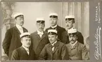 Kabinettsfotografi - sju män iklädda kostym och studentmössa, Uppsala 1903
