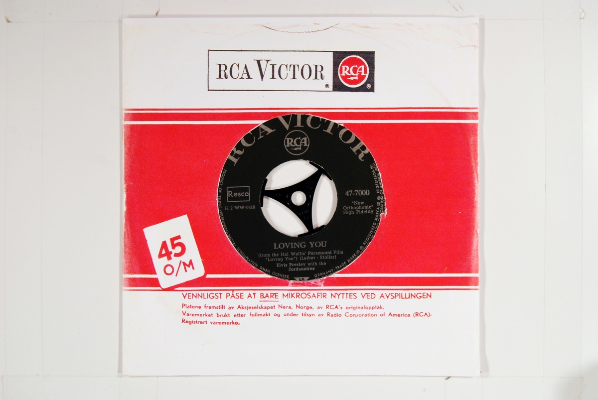 Platen har sammen med en større samling grammofoner, plater og radioutstyr tilhørt en privatperson i Egersund.


Vinylsingel med papircover. Coveret har identisk for- og bakside.