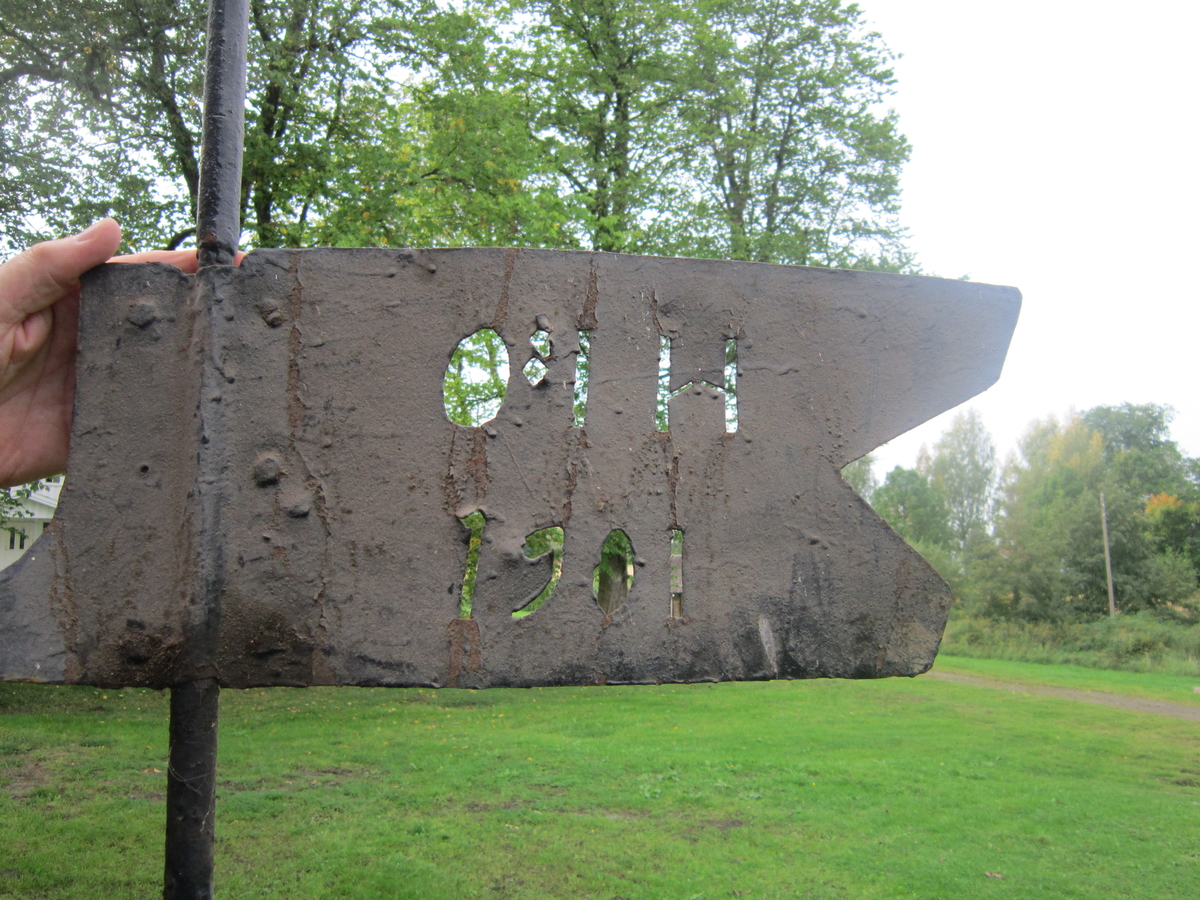 Klokketårnet på Stenberg søndre har kryssformet saltak (lanterneform) og innslag av sveitserstil og empirestil. Klokketårnet står på stabburet, og er i middels stand.