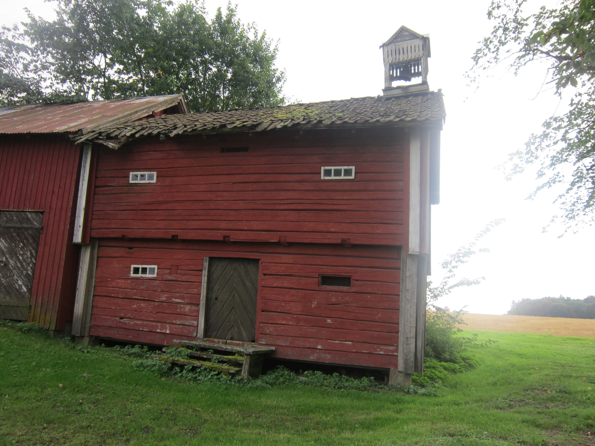 Klokketårnet på Stenberg søndre har kryssformet saltak (lanterneform) og innslag av sveitserstil og empirestil. Klokketårnet står på stabburet, og er i middels stand.