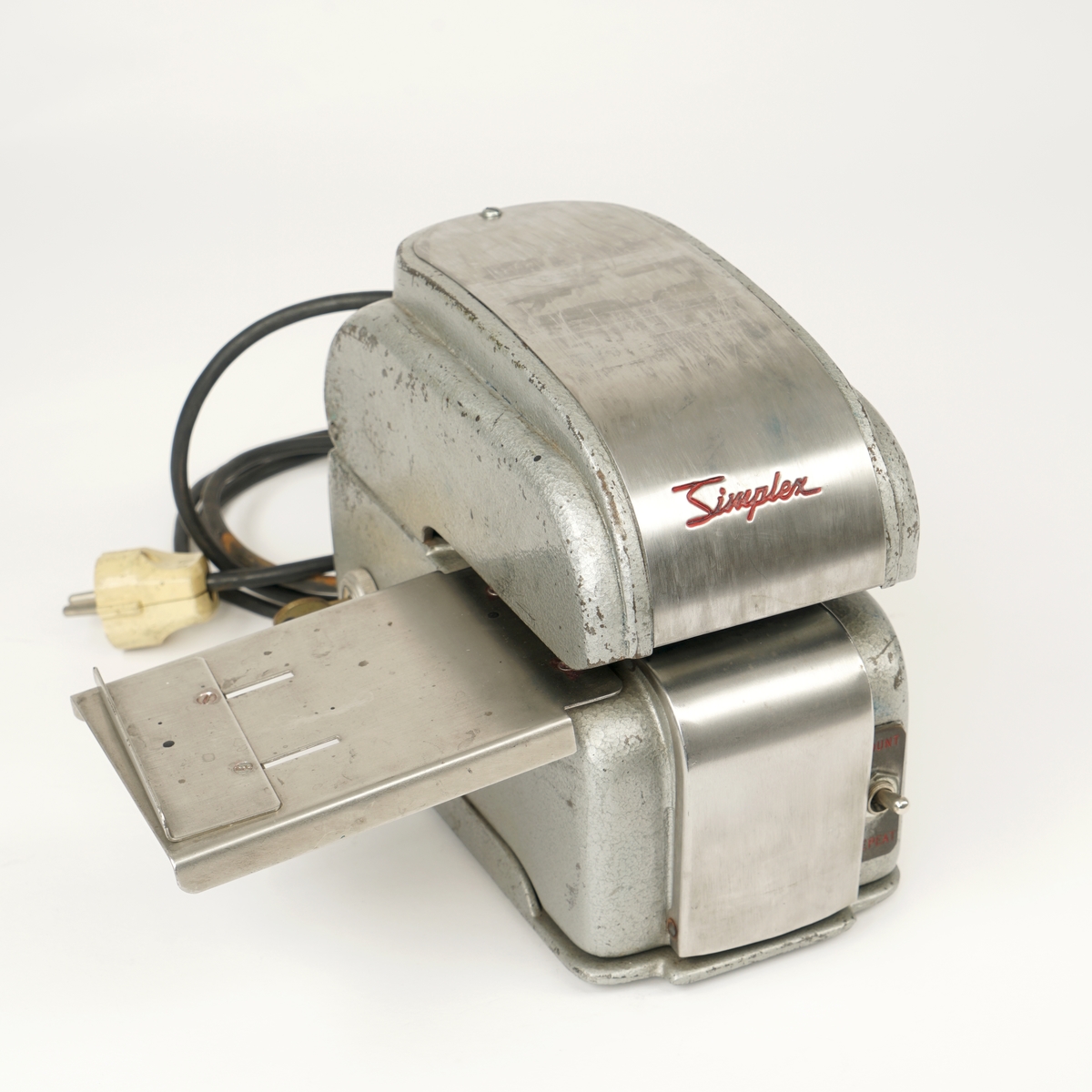 Metallboks med en åpning for å kunne stikke tolldeklarsjoner inn for automatisk å bli påført nummer. Vippebryter for valg mellom "count" og "repeat" foran. Lås med nøkkel på høyre side. Strømkabel med kontakt på baksiden. Strømnøkkel av/på på venstre side. Papiravstandsmåler på venstre side