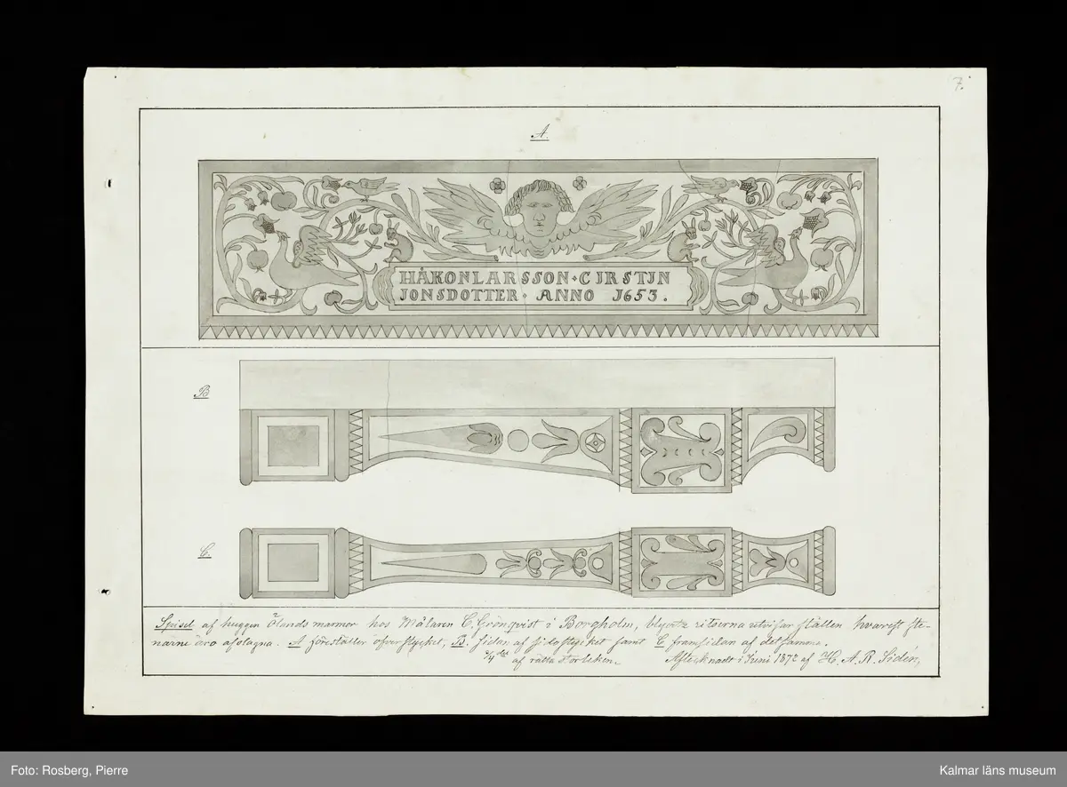 Spisomfattning med sidostycken. Överstycket med bevingat änglahuvud, årtal 1653 samt djur och blomsterdekor. Sidostyckena med mer stiliserade dekorelement.