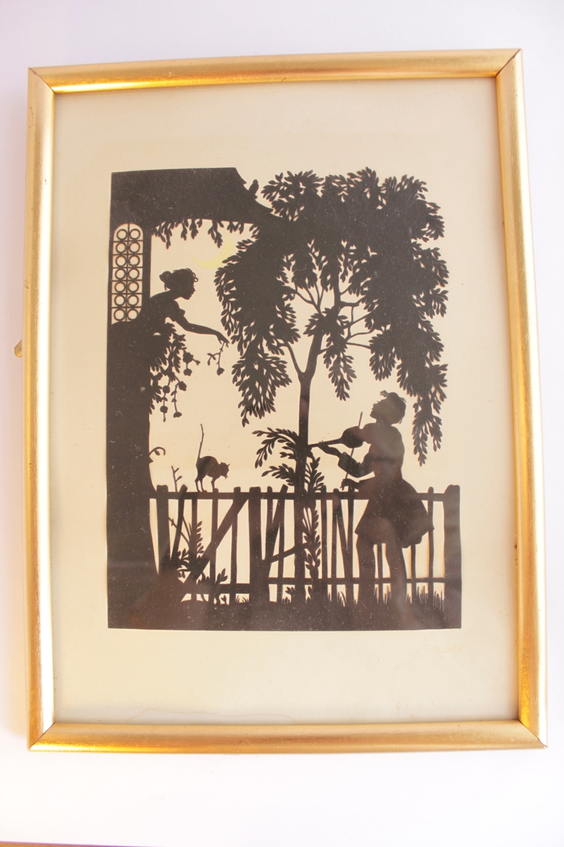 Svart silhuettklipp på vitt papper inramat bakom glas med en guldfärgad ram. Motivet föreställer en fiolspelande ung man som står under ett träd och ser upp mot en ung kvinna som står i fönstret en våning upp och kastar ner en blomma till den unge mannen. I bilden syns också en katt ståendes på husets tak. En gul månskära skyntar bakom löven i trädet.