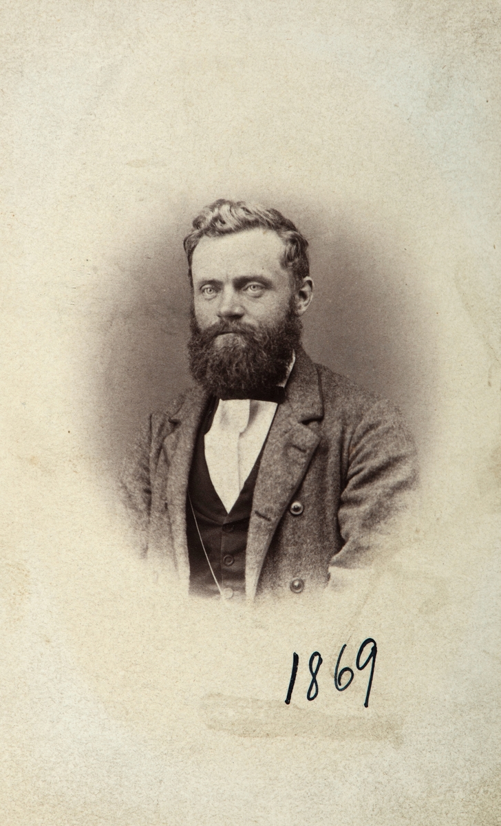 Portrett Christian Horne (1838-1912), Horne gård, Stange. Stortingsmann Christian Horne var gift med Marit Paulsdatter Romundgard gift Horne (1851-1950), barna: Aasmund Horne (1873-1934) Thor Horne (1876-1901) Harald Horne (1884-1957) Helga Marie Horne (1887-1957) 
Christian Antonsen Horne fra Romedal kjøpte Nordigard Blessom Våga i 1875, satt på Stortinget for Venstre i 1883, ordfører i Vågå 1884-1886, ordfører i Romedal 1893-1897