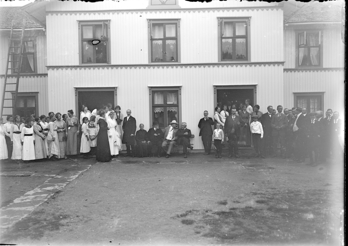 Grønneset søndre, Plassen, Trysil., gruppe  bryllupsgjester.