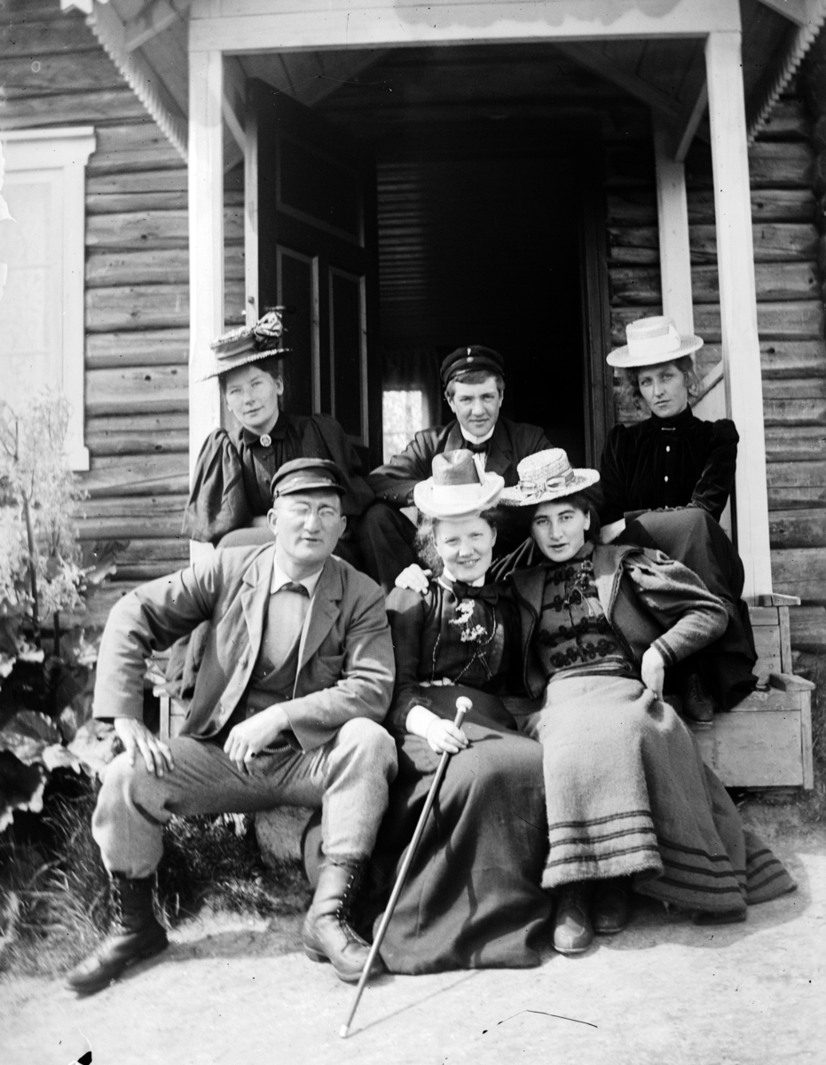 Håvi (?) Foran f.v. Otto Mejlænder, ukjent, ukjent. Bak f.v. fru Mejlænder, ukjent,  (antagelig??? ) Johanna Haavi f. 1872, utv. 1915