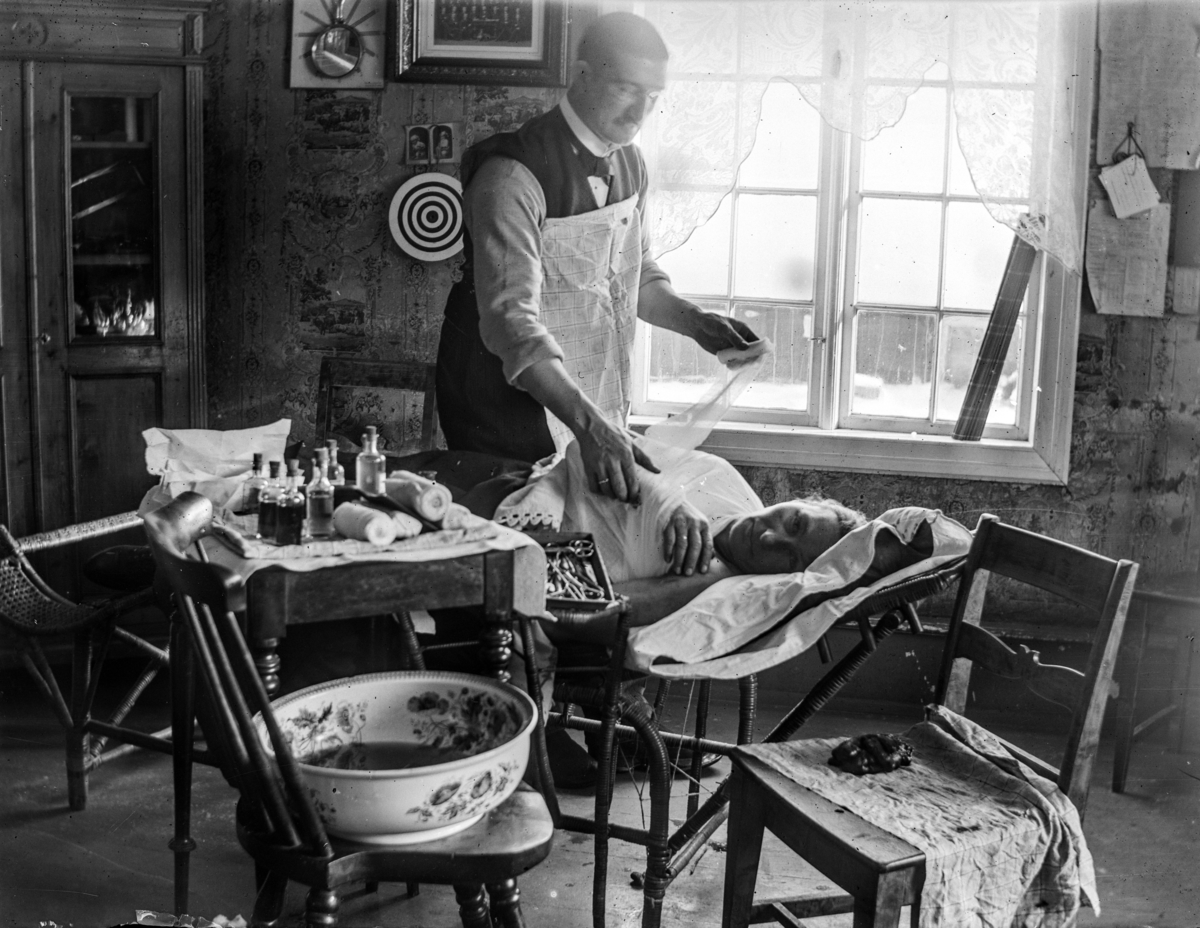 Legekontor, Trysil. Lege Otto Mejlænder, bandasjerer, pasient, Negativkonvolutt mrk. "operation 1897"