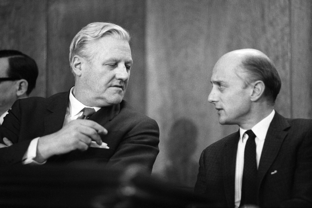 Til høyre, Kåre Willoch, Høyres formann. Her sammen med John Lyng også fra Høyre. Det er antatt at bildet ble tatt på Høyres landsmøte.