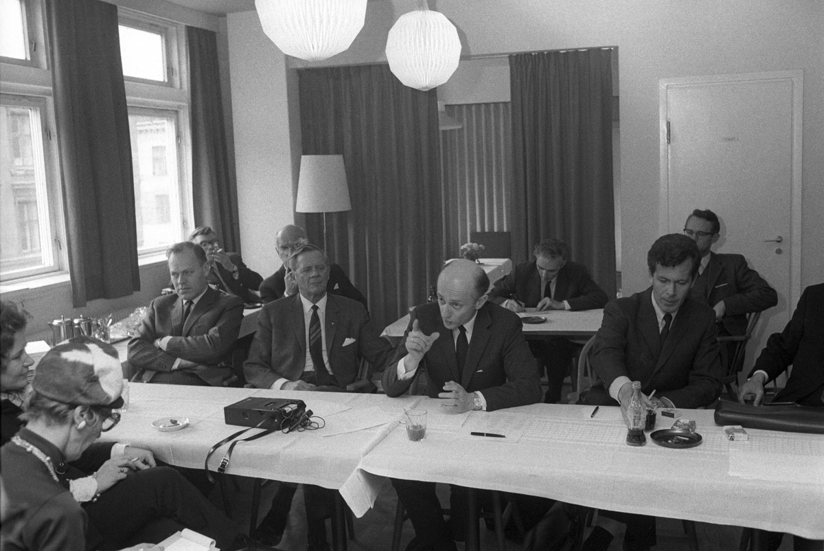 Kåre Willoch i midten på pressekonferansen etter landsmøtet, da han trengte to valgomganger for å bli formann. Til venstre Sjur Lindebrække og nærmest vinduet Svenn Stray. Helt til høyre Erling Nordvik.