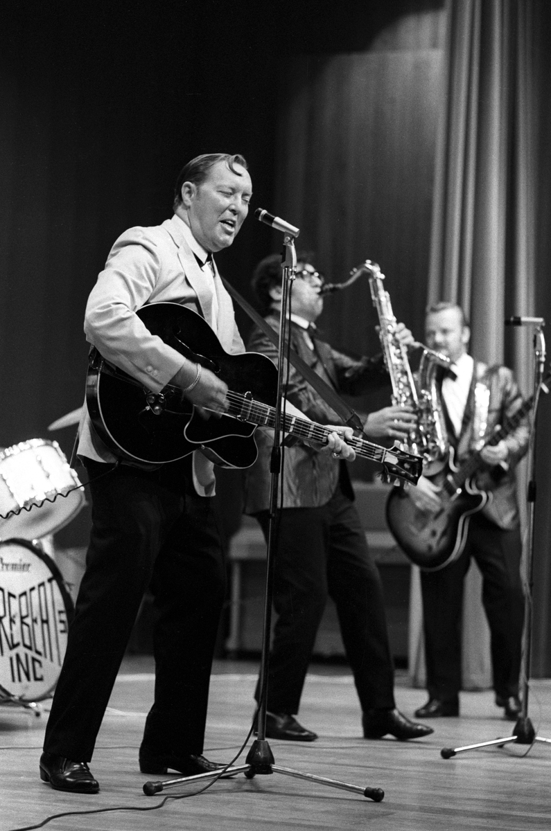 Konsert med rockens konge "Bill Haley and His Comets" i Folkets Hus i Oslo. Bill nærmest med gitar.