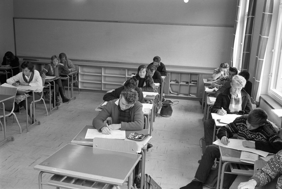 Roald "Kniksen" Jensen på skolebenken hjemme i Bergen. Her sitter han nederst på vindusrekka.