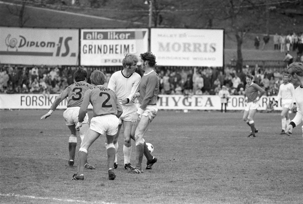 Strømsgodset spiller fotballkamp på Brann stadion i Bergen, mai 1971. Strømsgodset i lyse drakter. Ukjente spillere.