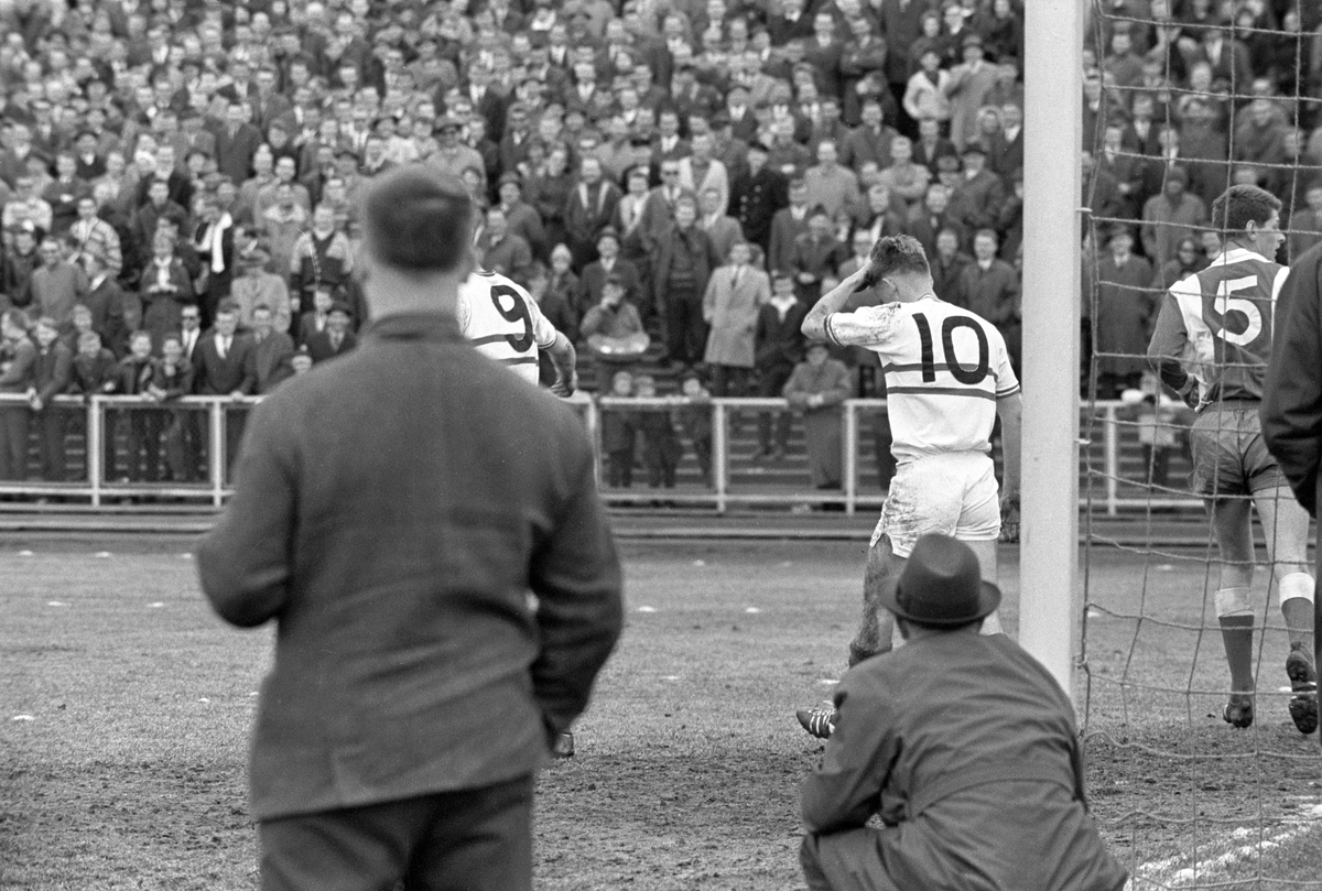 Fotballkamp Brann - Lyn på Ullevål stadion i Oslo. Ukjente spillere. Publikum på tribunen.