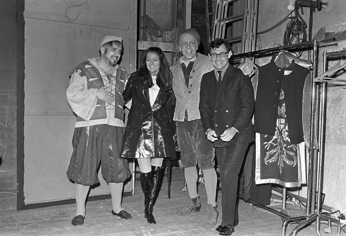 Sanger og skuespiller Eddie Fisher besøker Norge sammen med sin norske forlovede Ida Bjørn-Hansen. Etter forestillingen "Mannen fra La Mancha" på Det Norske Teatret,
hilser de på Rolf Just Nilsen til venstre og Lasse Kolstad i midten bak scenen.