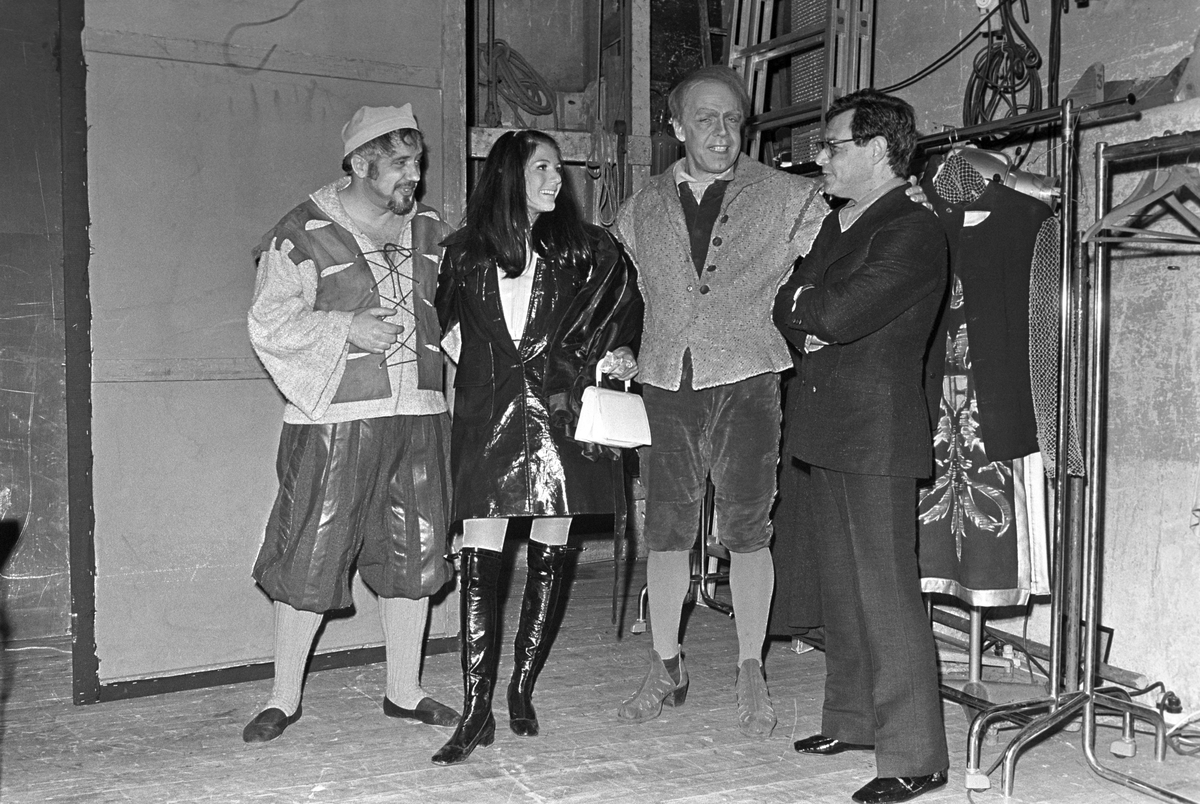 Sanger og skuespiller Eddie Fisher besøker Norge sammen med sin norske forlovede Ida Bjørn-Hansen. Etter forestillingen "Mannen fra La Mancha" på Det Norske Teatret,
hilser de på Rolf Just Nilsen til venstre og Lasse Kolstad i midten bak scenen.