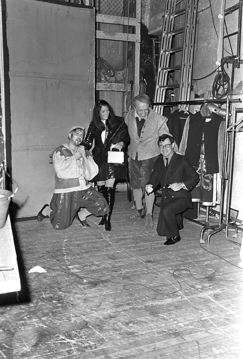 Sanger og skuespiller Eddie Fisher besøker Norge sammen med sin norske forlovede Ida Bjørn-Hansen. Etter forestillingen "Mannen fra La Mancha" på Det Norske Teatret,
hilser de på Rolf Just Nilsen til venstre og Lasse Kolstad i midten bak scenen.